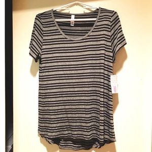 **FLASH SALE** NWT Lularoe Medium Classic Tee